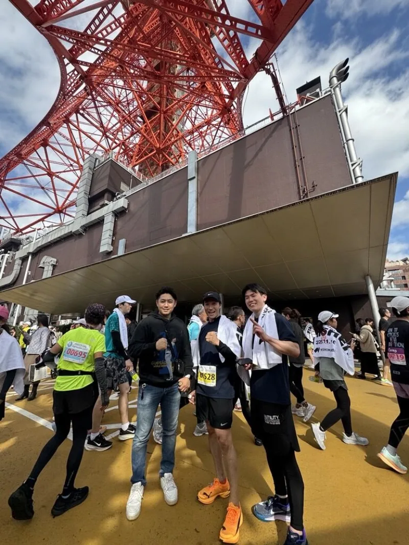 東京タワー前のマラソンイベントで記念撮影する参加者